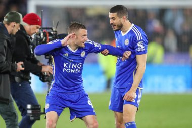 Leicester City 'den Jamie Vardy ve Leicester City' den Conor Coady, 21 Nisan 202 'de King Power Stadyumu' nda Leicester City ile Southampton arasındaki Sky Bet Şampiyonası maçında 5-0 'lık galibiyetlerini kutluyorlar.