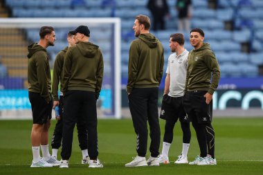 Southampton 'dan Che Adams takım arkadaşlarıyla birlikte 21 Nisan 202' de King Power Stadyumu 'nda Leicester City ile Southampton arasındaki maç öncesinde geldi.