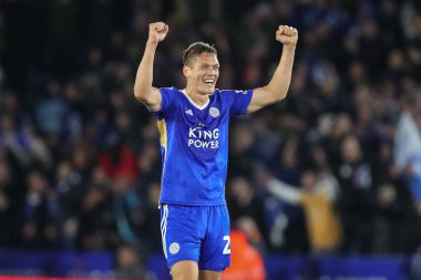 Leicester City 'den Jannik Vestergaard, Leicester City' den Abdul Fatawu 'nun, Leicester City' nin 23 Nisan 202 'de King Power Stadyumu' nda Leicester City ile Southampton arasındaki maçta 5-0 yenilişini kutluyor.