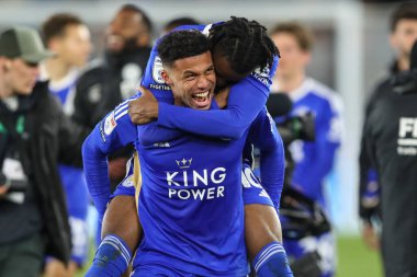 Leicester City 'den James Justin ve Leicester City' den Stephy Mavididi, 23 Nisan 202 'de King Power Stadyumu' nda Leicester City ile Southampton arasındaki Sky Bet Şampiyonası maçında 5-0 'lık galibiyetlerini kutluyorlar.