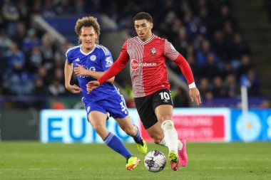 Southampton 'dan Che Adams topu tutuyor. Leicester City Wout Faes maçında Leicester City Southampton' a karşı King Power Stadyumu, Leicester, Birleşik Krallık, 23 Nisan 202