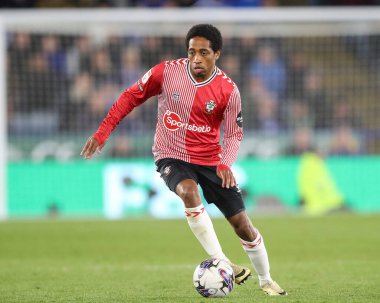 Southampton 'dan Kyle Walker-Peters 21 Nisan 202' de King Power Stadyumu 'nda Leicester City ile Southampton arasındaki Sky Bet Şampiyonası maçında topla birlikte.