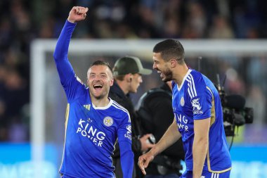 Leicester City 'den Jamie Vardy ve Leicester City' den Conor Coady, 21 Nisan 202 'de King Power Stadyumu' nda Leicester City ile Southampton arasındaki Sky Bet Şampiyonası maçında 5-0 'lık galibiyetlerini kutluyorlar.