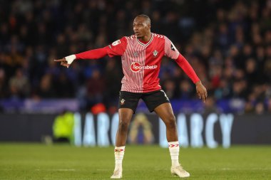 Southampton 'dan Joe Aribo takımına Gök İddia Şampiyonası maçında Leicester City, Southampton' a karşı King Power Stadyumu, Leicester, Birleşik Krallık 'ta 23 Nisan 202' de talimat veriyor.