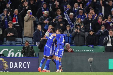 Leicester City 'den Wilfred Ndidi, 23 Nisan 202' de King Power Stadyumu 'nda Leicester City ve Southampton maçında takım arkadaşlarıyla 2-0 kazanma hedefini kutluyor.