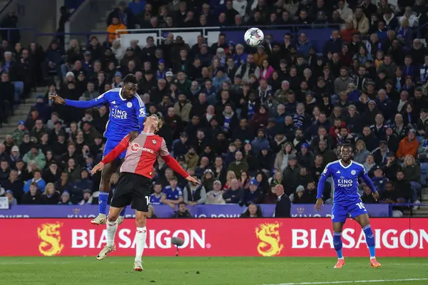 Leicester City 'den Wilfred Ndidi, Leicester City' nin Southampton 'a karşı oynadığı 23 Nisan 202' de King Power Stadyumu 'nda oynanan Gökyüzü İddia Şampiyonası maçında kaleye ilerliyor.