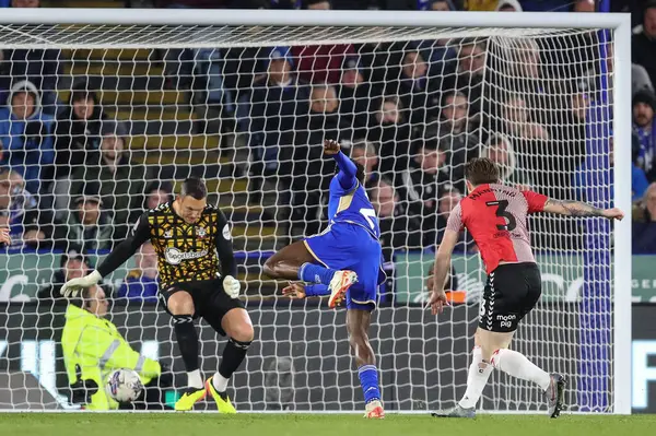 Leicester City 'den Wilfred Ndidi, 23 Nisan 202' de King Power Stadyumu 'nda Leicester City ile Southampton arasındaki Sky Bet Şampiyonası maçında 2-0 berabere kaldı.