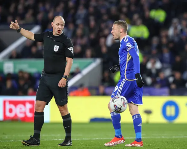 Hakem Robert Madley Leicester City 'den Jamie Vardy ile konuşuyor. Leicester City - Southampton maçı sırasında King Power Stadyumu, Leicester, İngiltere, 23 Nisan 202