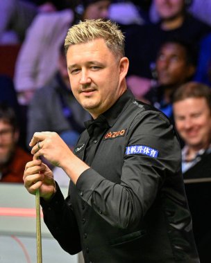 Kyren Wilson, İngiltere 'nin Sheffield kentindeki Crucible Tiyatrosu' nda düzenlenen 2024 Cazoo Dünya Şampiyonası sırasında ıstakasını tebeşirliyor.