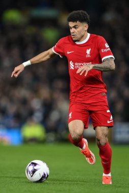 Liverpool 'dan Luis Daz, 24 Nisan 2024' te İngiltere 'nin Liverpool kenti Goodison Park' ta oynanan Everton-Liverpool Premier Lig maçı sırasında topa vurdu.