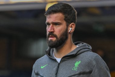 Liverpool 'dan Alisson Becker, İngiltere' nin Liverpool kenti Goodison Park 'ta oynanan Everton-Liverpool Premier Lig maçı sırasında geldi.