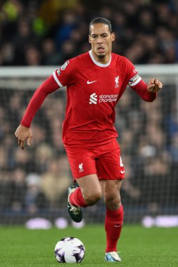 Liverpool 'dan Virgil van Dijk Premier Lig maçı sırasında topla birlikte Goodison Park, Liverpool' da Everton 'a karşı, 24 Nisan 202