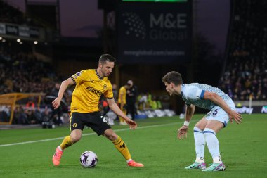 Wolverhampton Wanderers 'dan Pablo Sarabia, Bournemouth' dan Lloyd Kelly 'yi Premier League karşılaşmasında durdurdu. Wolverhampton Wanderers, Bournemouth' a karşı Molineux, Wolverhampton, Birleşik Krallık, 24 Nisan 202