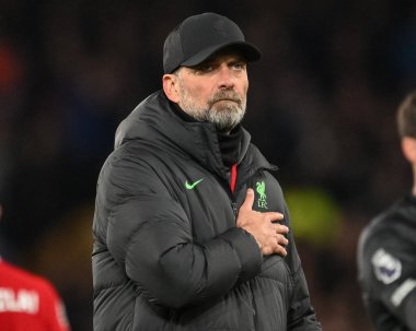 Liverpool 'un Jrgen Klopp Müdürü, 24 Nisan 2024' te Goodison Park, Liverpool 'da oynanan Premier League maçı sırasında göğsünü sıvazlıyor.