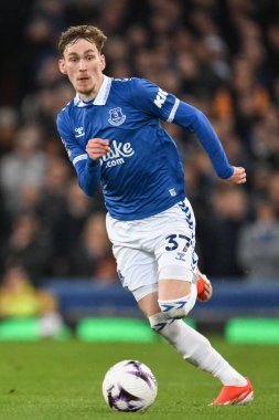 Everton 'dan James Garner Premier Lig maçında topla birlikte 24 Nisan 202' de Goodison Park, Liverpool 'da Everton' a karşı Liverpool maçında.