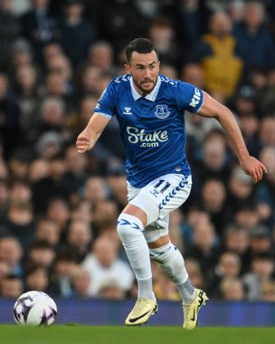 Everton 'dan Jack Harrison, 24 Nisan 202' de İngiltere 'nin Liverpool kenti Goodison Park' ta oynanan Everton-Liverpool Premier Lig karşılaşmasında topu alıyor.