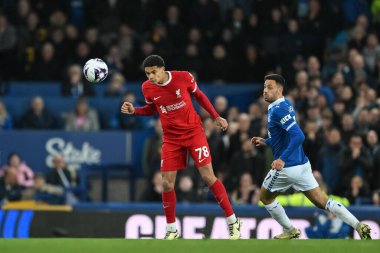 Liverpool 'dan Jarell Quansah, 24 Nisan 202' de Goodison Park, Liverpool 'da oynanan Premier League maçında Everton-Liverpool maçında defans sahasından topu alıyor.