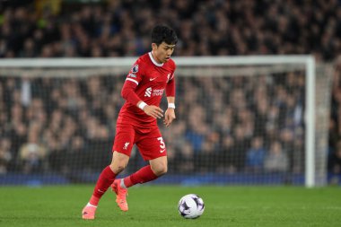 Liverpool 'dan Wataru Endo Premier Lig maçında topla birlikte Goodison Park, Liverpool' da Everton 'a karşı, 24 Nisan 202