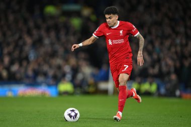 Liverpool 'dan Luis Daz, 24 Nisan 2024' te İngiltere 'nin Liverpool kenti Goodison Park' ta oynanan Everton-Liverpool Premier Lig maçı sırasında topa vurdu.