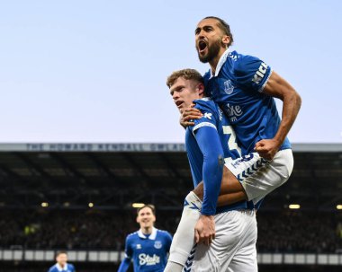 Everton 'dan Jarrad Branthwaite, İngiltere' nin Liverpool kenti Goodison Park 'ta oynanan Premier League maçı sırasında Dominic Calvert-Lewin ile 1-0 kazanma hedefini kutluyor.