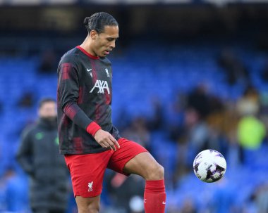 Liverpool 'dan Virgil van Dijk Premier Lig maçı sırasında İngiltere' nin Liverpool kenti Goodison Park 'ta oynanan Everton-Liverpool maçında ısınma turunda