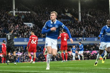 Everton 'dan Jarrad Branthwaite, 24 Nisan 202' de Goodison Park, Liverpool 'da oynanan Premier League maçında 1-0 kazanma hedefini kutluyor.