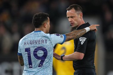 Bournemouth 'dan Justin Kluivert, 24 Nisan 202 tarihinde İngiltere' nin Wolverhampton, Wolverhampton 'da oynanan Premier League maçında hakem Stuart Attwell' e seslendi.