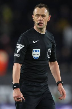 Hakem Stuart Attwell Premier Lig karşılaşmasında Wolverhampton Wanderers, Bournemouth 'a karşı Molineux, Wolverhampton, Birleşik Krallık, 24 Nisan 202