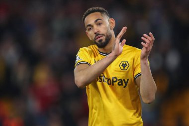 Wolverhampton Wanderers takımından Matheus Cunha, Premier League maçından sonra taraftarları alkışlıyor. Wolverhampton Wanderers, Bournemouth 'a karşı Molineux, Wolverhampton, Birleşik Krallık, 24 Nisan 202