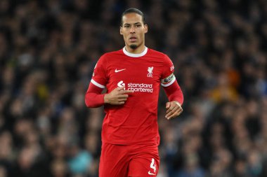 Liverpool 'dan Virgil van Dijk, 24 Nisan 202' de Goodison Park, Liverpool 'da oynanan Premier League maçında Everton' a karşı Liverpool maçına bakıyor.