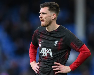 Liverpool 'dan Andrew Robertson Premier League maçında ısınma turunda Everton Liverpool' a karşı Goodison Park, Liverpool, Birleşik Krallık, 24 Nisan 202