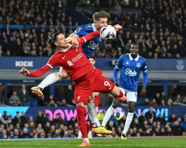 Liverpool 'dan Darwin Nez ve Everton' dan James Tarkowski Premier Lig maçı sırasında Goodison Park, Liverpool, Birleşik Krallık 'ta 24 Nisan 2024' te oynanan Everton-Liverpool maçında top için mücadele ettiler.