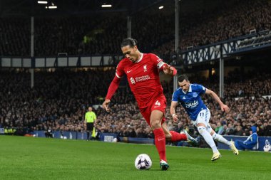 Liverpool 'dan Virgil van Dijk, Everton Premier Lig maçında Everton Liverpool' a karşı Goodison Park, Liverpool, Birleşik Krallık 'ta 24 Nisan 202' de oynanan maçta Everton 'ın attığı topla topu kırıyor.