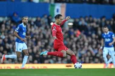 Liverpool 'dan Virgil van Dijk, 24 Nisan 202' de Goodison Park, Liverpool 'da oynanan Premier League maçında topu sahaya sürüyor.