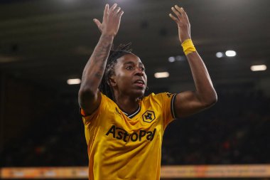 Wolverhampton Wanderers takımından Tawanda Chirewa, 24 Nisan 202 'de İngiltere' nin Molineux kentinde oynanan Premier League karşılaşmasında Wolverhampton Wanderers - Bournemouth maçında seyirciye tezahürat yapıyor.