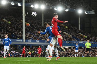 Everton 'dan Ben Godfrey ve Liverpool' dan Andrew Robertson Premier Lig maçında Everton, Liverpool 'a karşı Goodison Park, Liverpool, Birleşik Krallık' ta 24 Nisan 202
