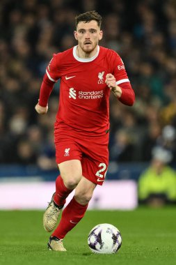 Liverpool 'dan Andrew Robertson, 24 Nisan 202' de Goodison Park, Liverpool 'da oynanan Everton-Liverpool Premier Lig maçında topu aldı.