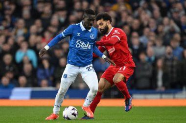 Everton 'dan İdrissa Gueye, Liverpool' dan Muhammed Salah 'ı 24 Nisan 202' de Goodison Park, Liverpool 'da oynanan Premier League maçı sırasında durdurdu.