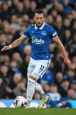 Everton 'dan Jack Harrison, 24 Nisan 202' de İngiltere 'nin Liverpool kenti Goodison Park' ta oynanan Everton-Liverpool Premier Lig karşılaşmasında topu alıyor.