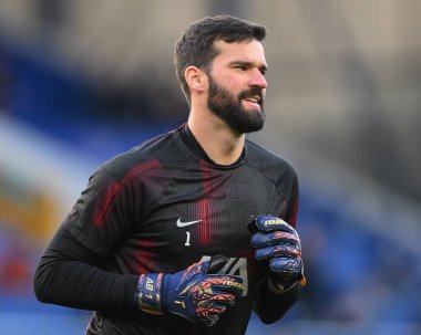 Liverpool 'dan Alisson Becker, 24 Nisan 202' de Goodison Park, Liverpool 'da oynanan Premier League maçında Reusch AB1 kaleci eldiveni giyiyordu.