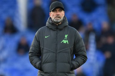 Liverpool 'dan Jrgen Klopp Manager, 24 Nisan 2024' te İngiltere 'nin Liverpool kentinde oynanan Premier Lig karşılaşmasında maç öncesi ısınma maçına bakıyor.