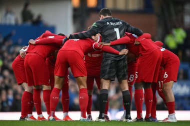 Liverpool oyuncuları Premier Lig maçında grup olarak toplandılar. 24 Nisan 202 'de Goodison Park, Liverpool' da Everton 'a karşı Liverpool maçı.