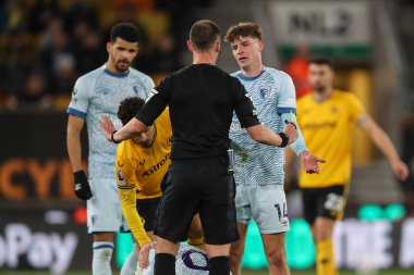 Bournemouth 'dan Alex Scott, 24 Nisan 202' de İngiltere 'nin Wolverhampton, Wolverhampton' da oynanan Premier League maçında hakem Stuart Attwell 'le konuştu.