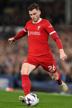 Liverpool 'dan Andrew Robertson Premier Lig maçında topla birlikte Goodison Park, Liverpool, Birleşik Krallık' ta Everton 'a karşı Liverpool, 24 Nisan 202