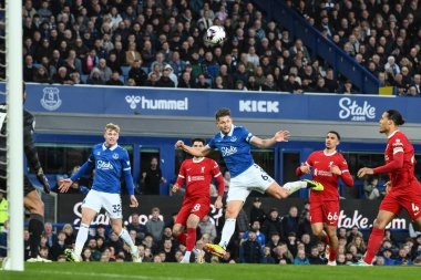 Everton 'dan James Tarkowski, İngiltere' nin Liverpool kenti Goodison Park 'ta oynanan Everton-Liverpool Premier League maçında kaleye doğru ilerliyor.