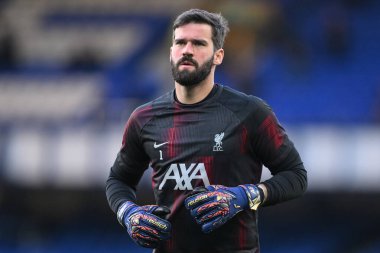 Liverpool 'dan Alisson Becker, Premier Lig maçında Reusch kaleci eldiveni giyerek Goodison Park, Liverpool' da Everton Liverpool 'a karşı 24 Nisan 202' de oynanan maç öncesi ısınma maçında eldiven giyiyor.