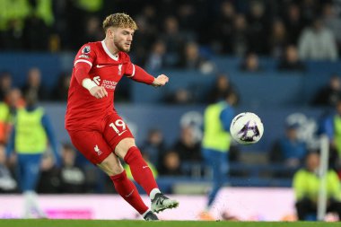 Liverpool 'dan Harvey Elliott, 24 Nisan 202' de Goodison Park, Liverpool 'da oynanan Everton-Liverpool Premier Lig karşılaşmasında topu çaprazlıyor.