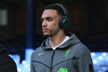 Liverpool 'dan Trent Alexander-Arnold, İngiltere' nin Liverpool kenti Goodison Park 'ta oynanan Everton - Liverpool Premier League maçı sırasında geldi.