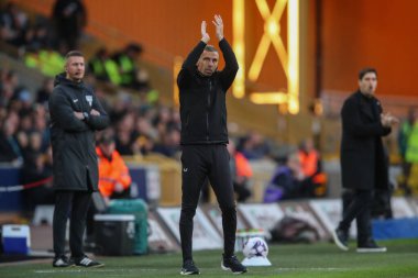 Wolverhampton Wanderers 'ın Gary O' Neil teknik direktörü Premier League maçında Wolverhampton Wanderers 'a karşı Molineux, Wolverhampton, Birleşik Krallık' ta 24 Nisan 202 'de oynanan maçta takımını alkışladı.