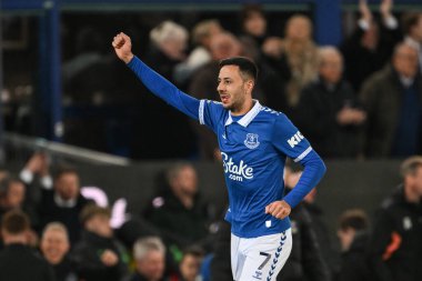 Everton 'dan Dwight McNeil, 24 Nisan 202' de İngiltere 'nin Liverpool kenti Goodison Park' ta oynanan Premier League maçında Everton 'a karşı Liverpool maçını 2-0 kazanmasını kutluyor.